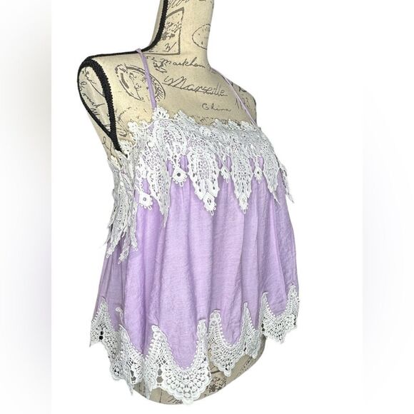 DO + BE lilac eyelet summer top size M Embroidered hemline and neckline. EUC - Picture 1 of 6